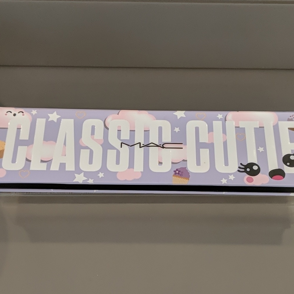 MAC Classic Cutie eyeshadow palette - Picture 3 of 5